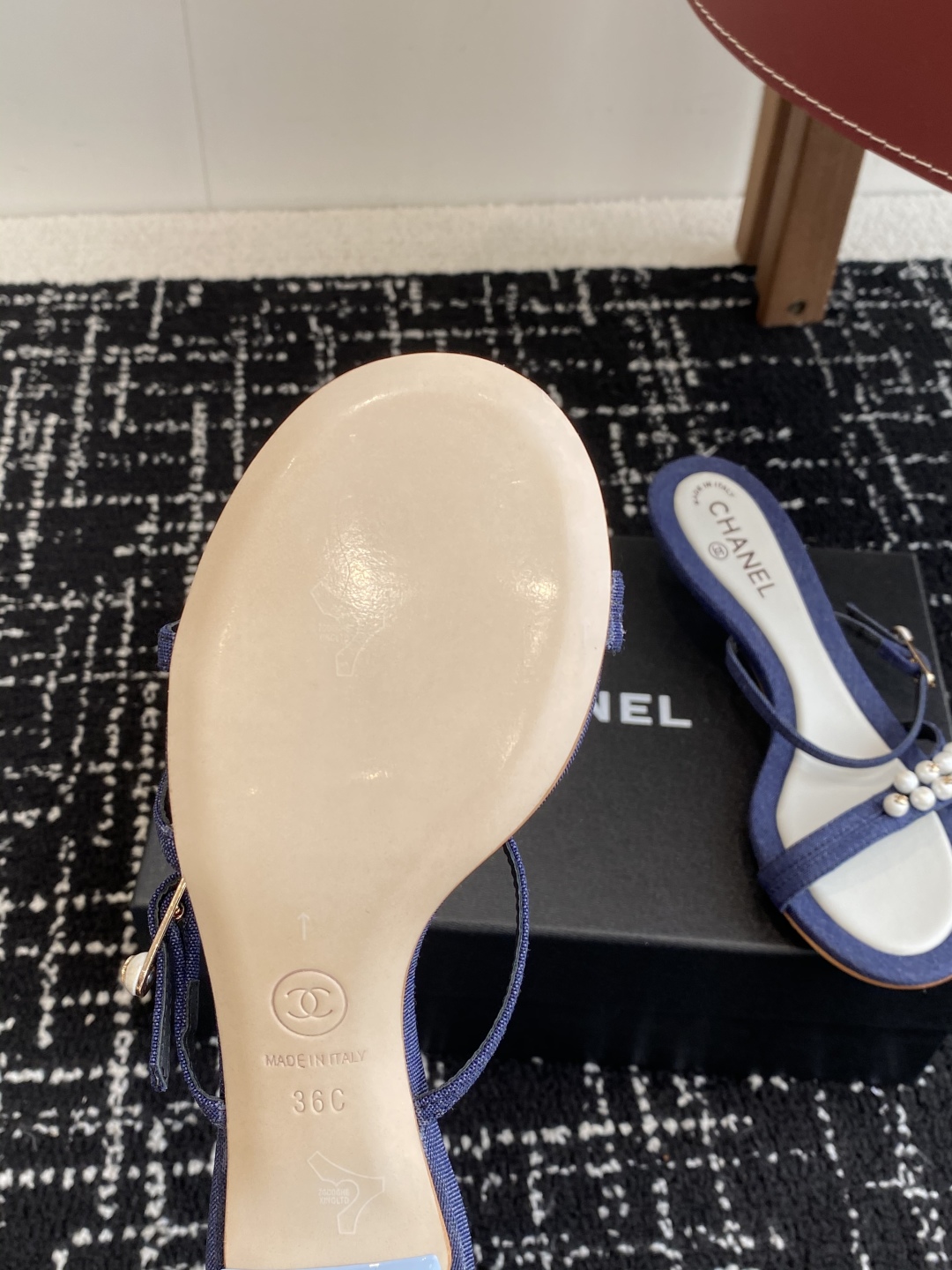 代购级
Chanel 小香 25ss 春夏新品度假 小猫跟 珍珠拖鞋 凉鞋 

小香的一款全新设计 鞋面