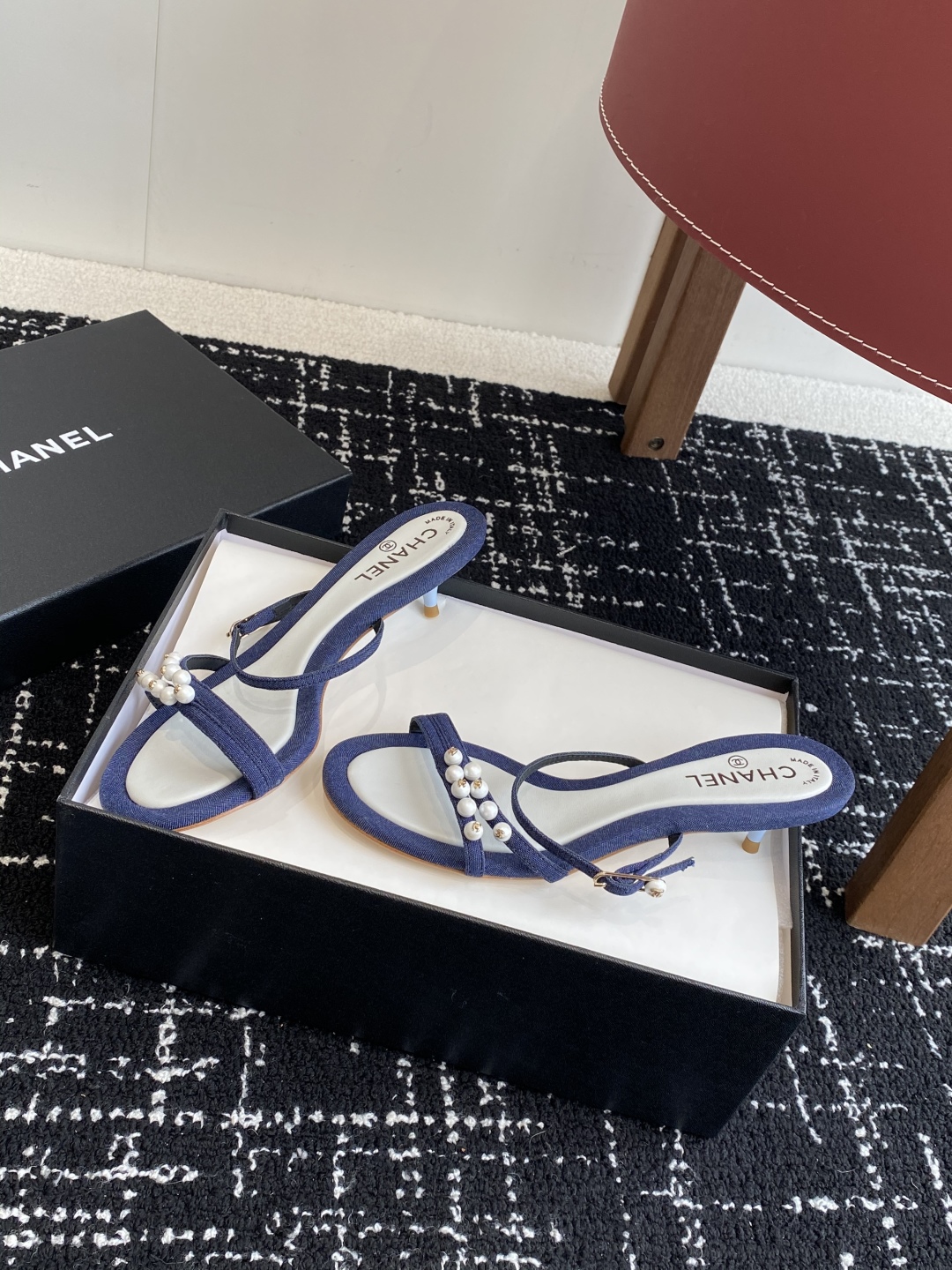代购级
Chanel 小香 25ss 春夏新品度假 小猫跟 珍珠拖鞋 凉鞋 

小香的一款全新设计 鞋面