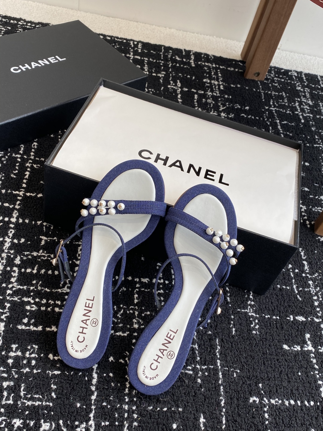 代购级
Chanel 小香 25ss 春夏新品度假 小猫跟 珍珠拖鞋 凉鞋 

小香的一款全新设计 鞋面