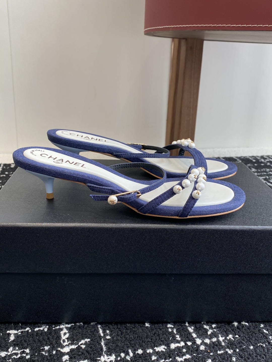 代购级
Chanel 小香 25ss 春夏新品度假 小猫跟 珍珠拖鞋 凉鞋 

小香的一款全新设计 鞋面