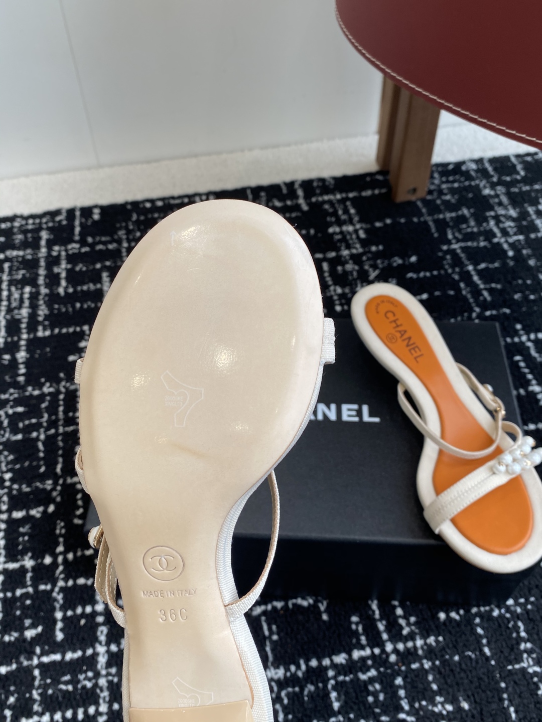 代购级
Chanel 小香 25ss 春夏新品度假 小猫跟 珍珠拖鞋 凉鞋 

小香的一款全新设计 鞋面