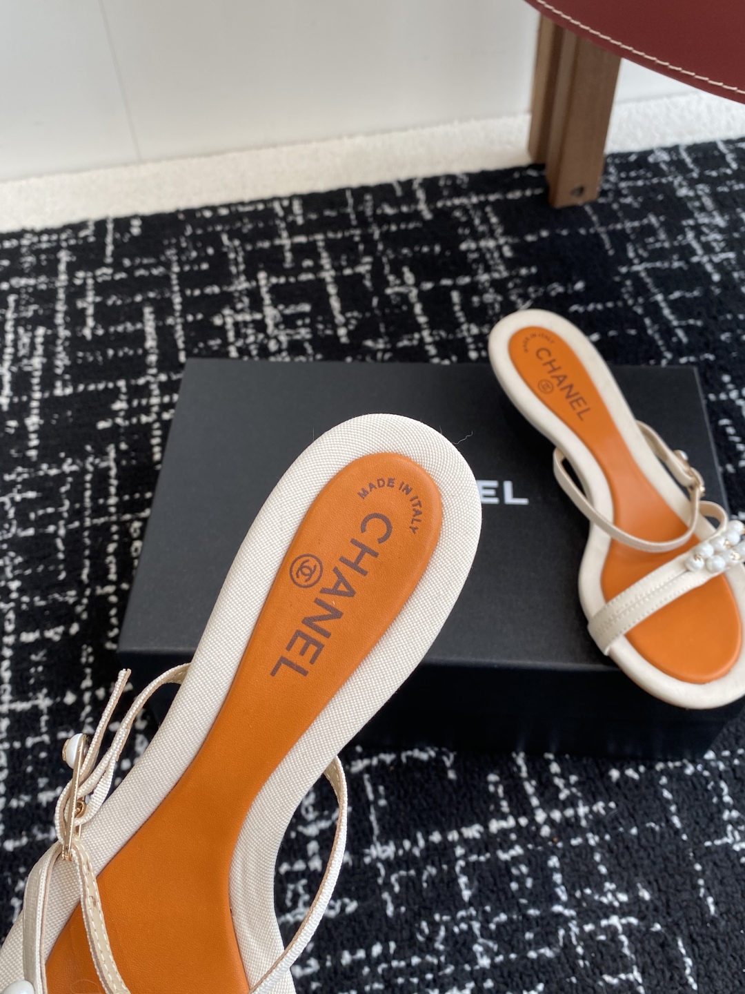 代购级
Chanel 小香 25ss 春夏新品度假 小猫跟 珍珠拖鞋 凉鞋 

小香的一款全新设计 鞋面