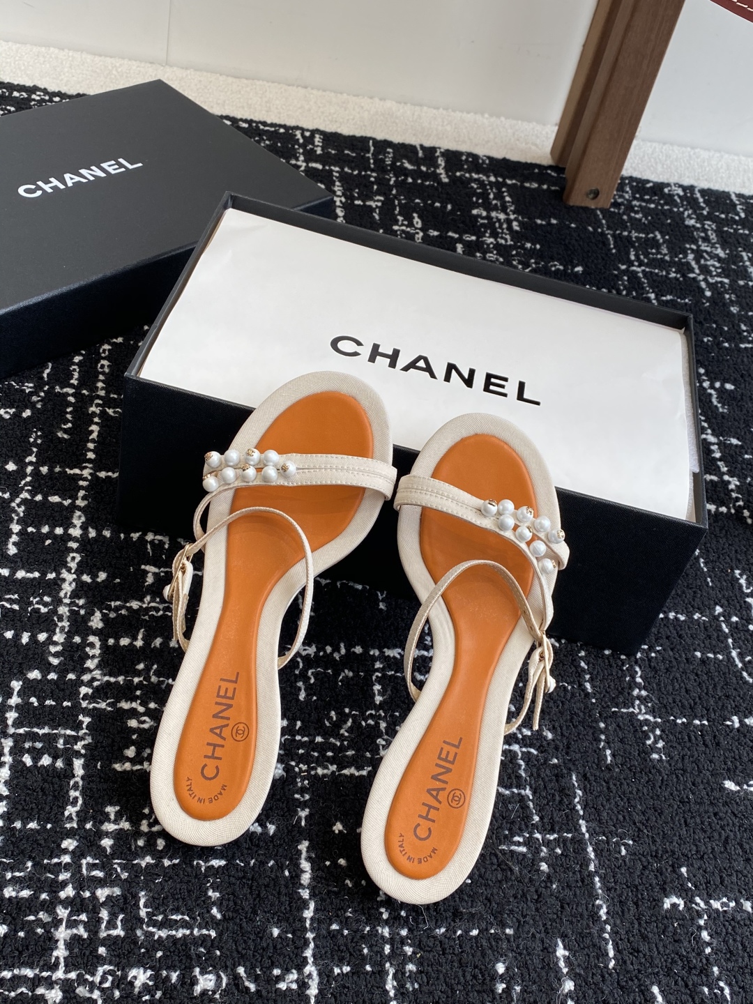 代购级
Chanel 小香 25ss 春夏新品度假 小猫跟 珍珠拖鞋 凉鞋 

小香的一款全新设计 鞋面