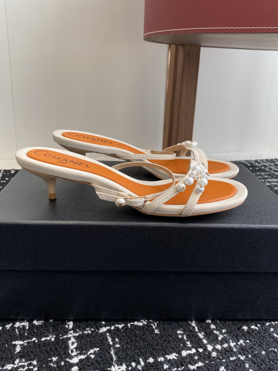 代购级
Chanel 小香 25ss 春夏新品度假 小猫跟 珍珠拖鞋 凉鞋 

小香的一款全新设计 鞋面
