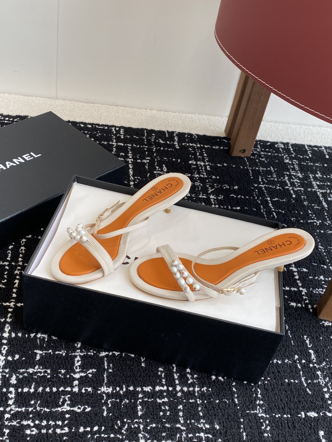 代购级
Chanel 小香 25ss 春夏新品度假 小猫跟 珍珠拖鞋 凉鞋 

小香的一款全新设计 鞋面