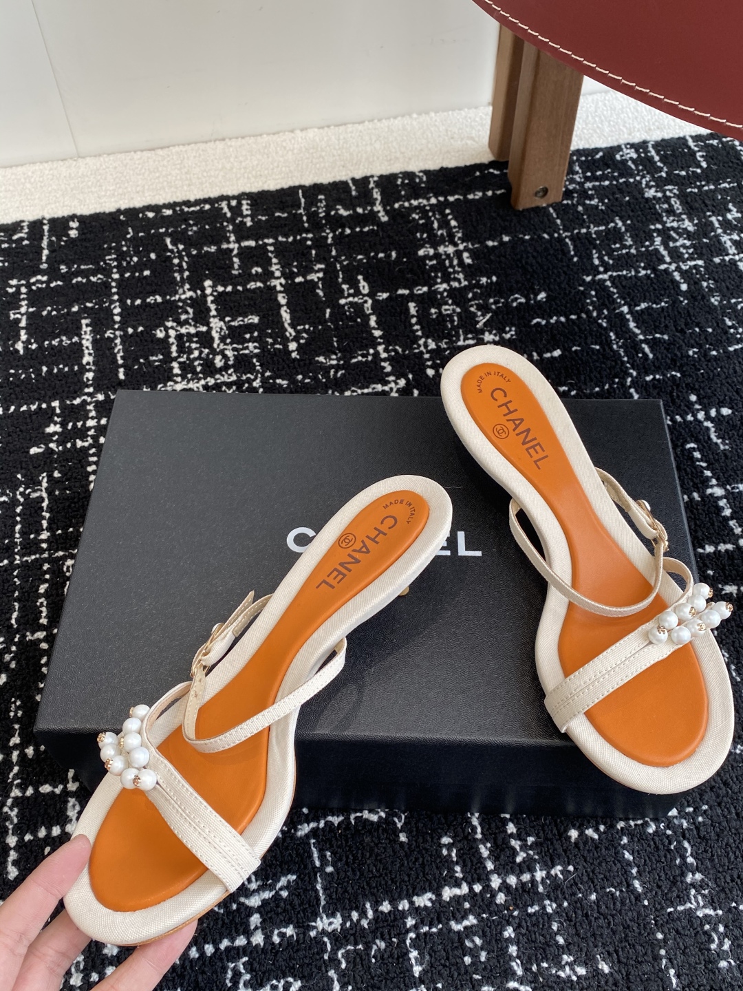 代购级
Chanel 小香 25ss 春夏新品度假 小猫跟 珍珠拖鞋 凉鞋 

小香的一款全新设计 鞋面