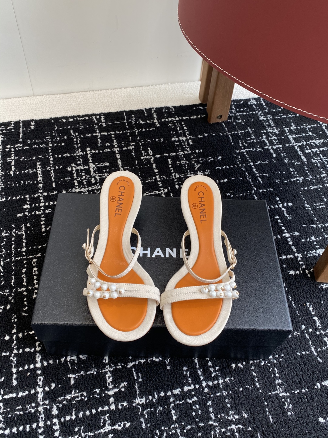 代购级
Chanel 小香 25ss 春夏新品度假 小猫跟 珍珠拖鞋 凉鞋 

小香的一款全新设计 鞋面