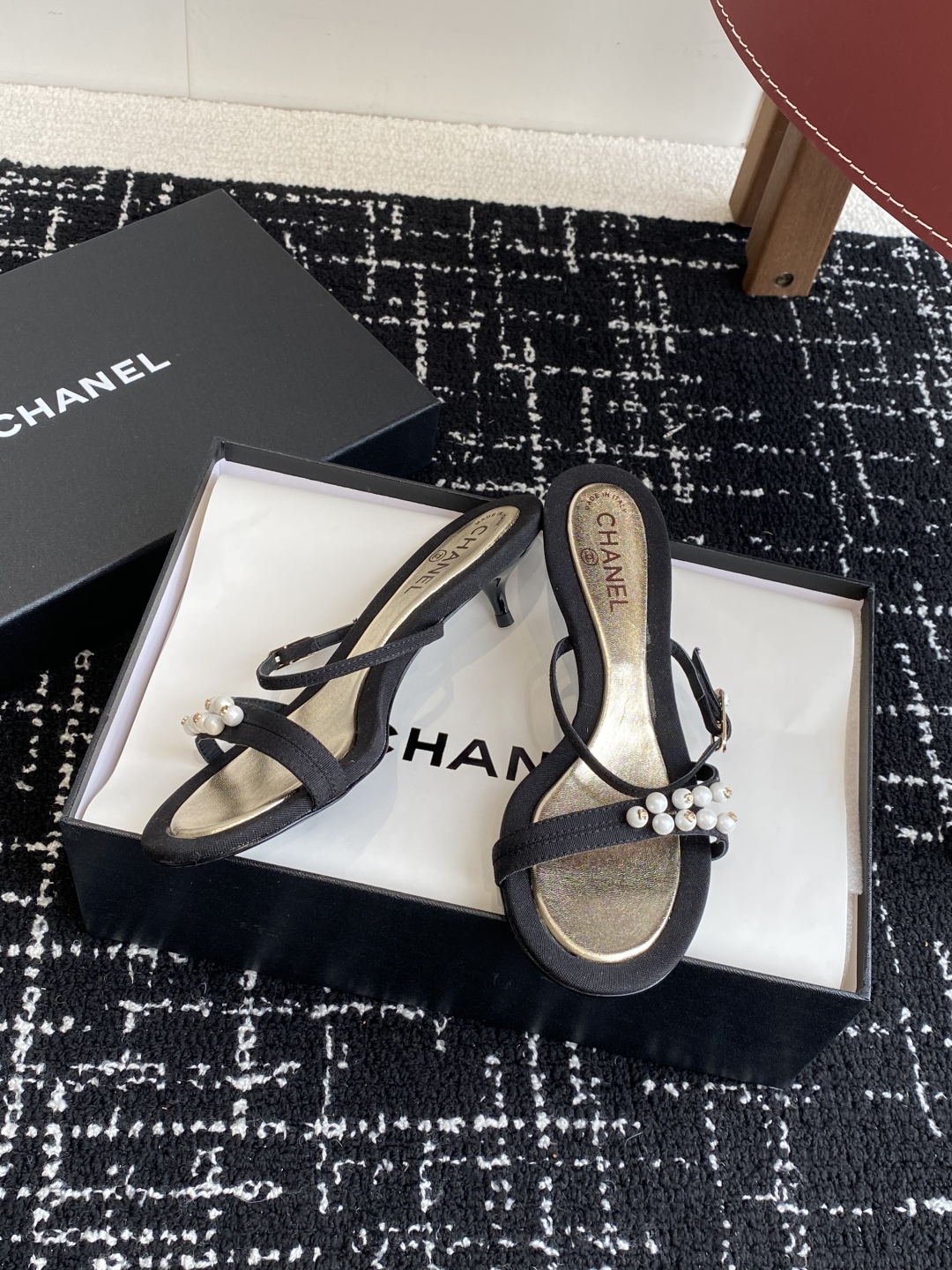 代购级
Chanel 小香 25ss 春夏新品度假 小猫跟 珍珠拖鞋 凉鞋 

小香的一款全新设计 鞋面