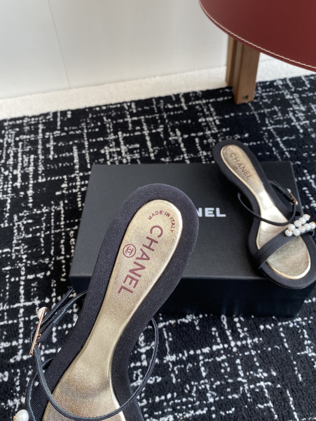 代购级
Chanel 小香 25ss 春夏新品度假 小猫跟 珍珠拖鞋 凉鞋 

小香的一款全新设计 鞋面