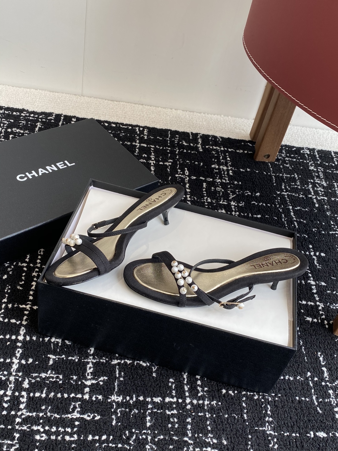 代购级
Chanel 小香 25ss 春夏新品度假 小猫跟 珍珠拖鞋 凉鞋 

小香的一款全新设计 鞋面
