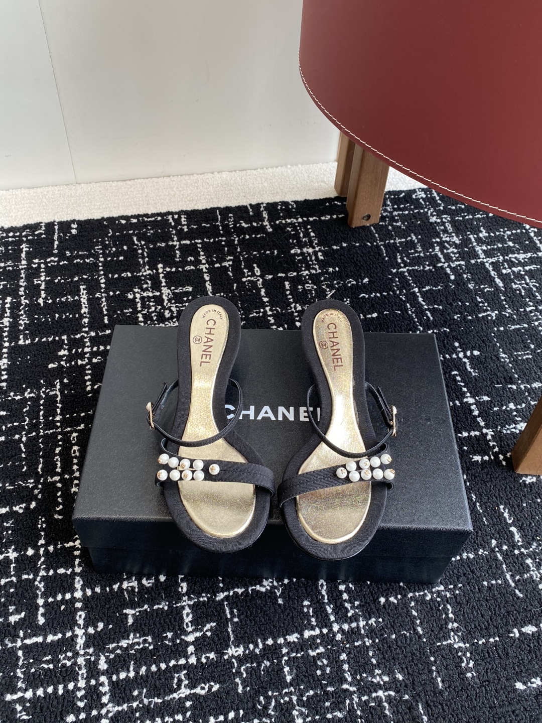 代购级
Chanel 小香 25ss 春夏新品度假 小猫跟 珍珠拖鞋 凉鞋 

小香的一款全新设计 鞋面