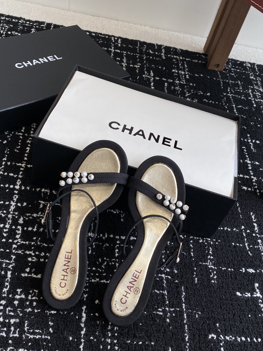 代购级
Chanel 小香 25ss 春夏新品度假 小猫跟 珍珠拖鞋 凉鞋 

小香的一款全新设计 鞋面