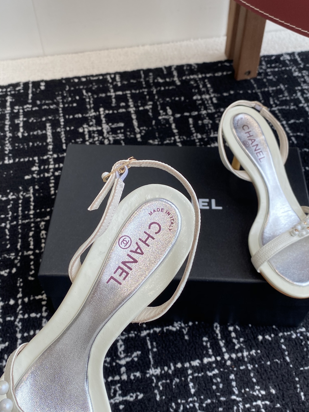 代购级
Chanel 小香 25ss 春夏新品度假 小猫跟 珍珠拖鞋 凉鞋 

小香的一款全新设计 鞋面