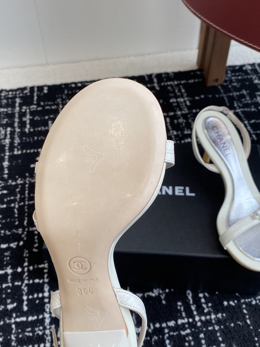代购级
Chanel 小香 25ss 春夏新品度假 小猫跟 珍珠拖鞋 凉鞋 

小香的一款全新设计 鞋面