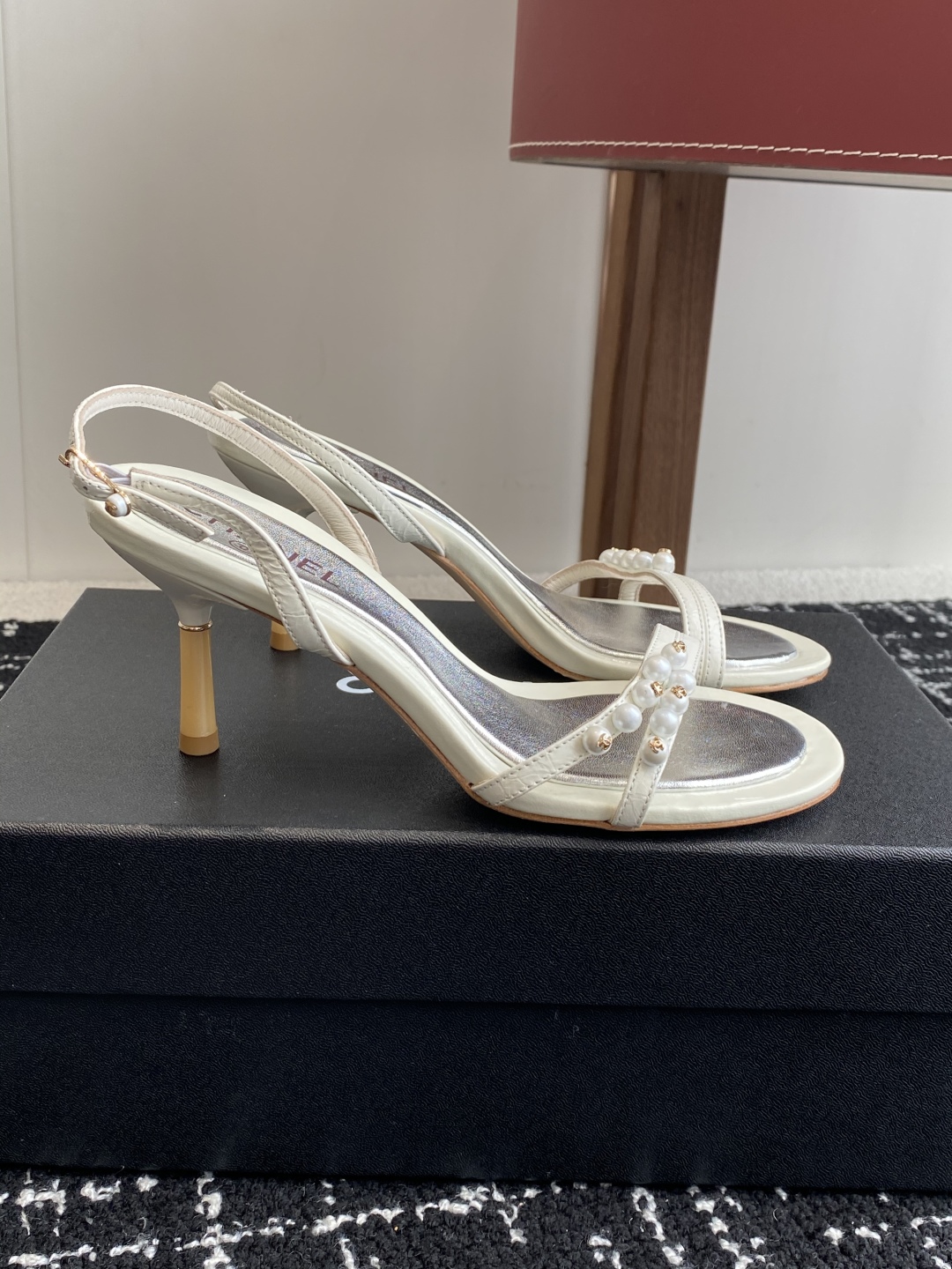 代购级
Chanel 小香 25ss 春夏新品度假 小猫跟 珍珠拖鞋 凉鞋 

小香的一款全新设计 鞋面