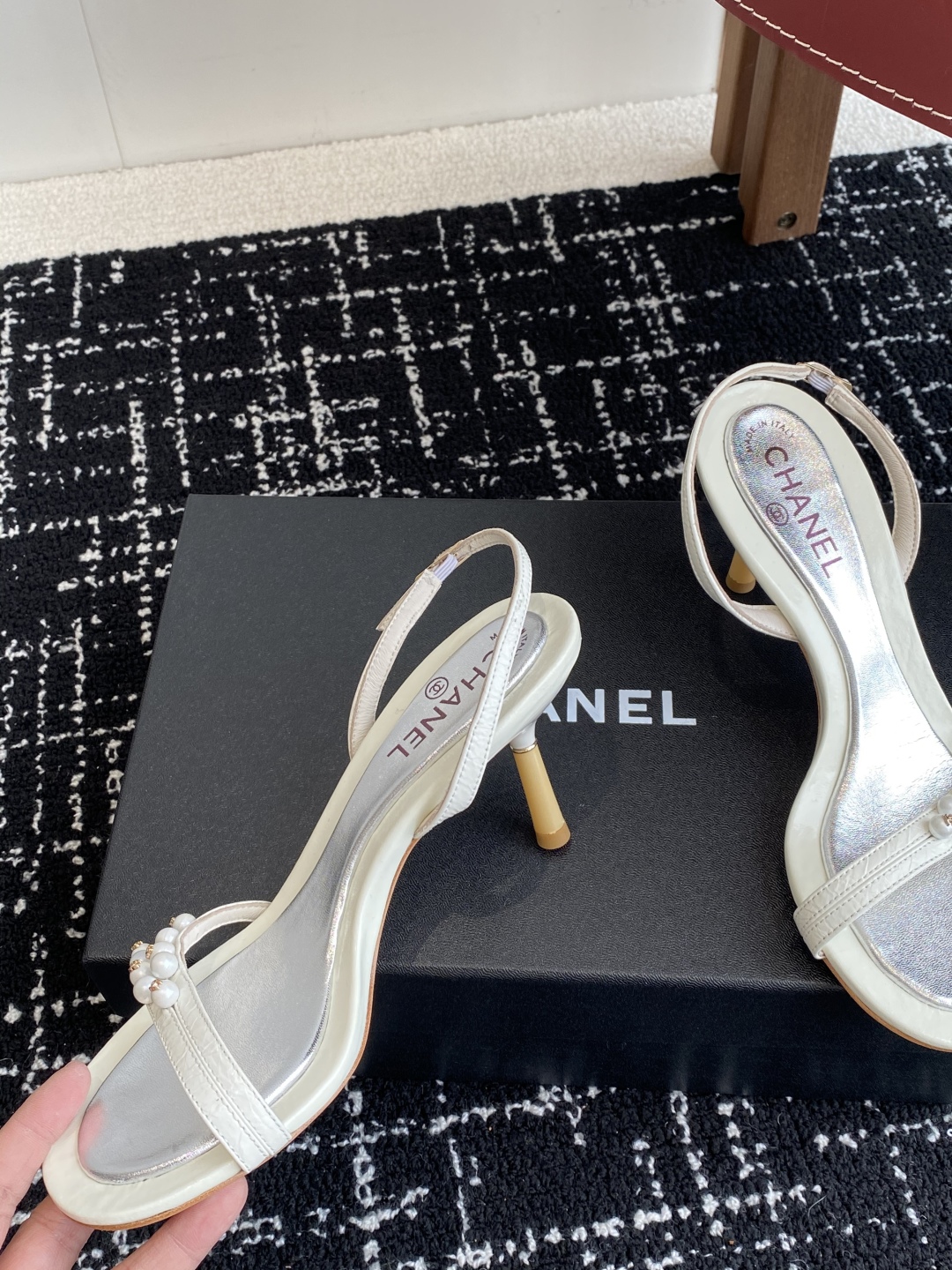 代购级
Chanel 小香 25ss 春夏新品度假 小猫跟 珍珠拖鞋 凉鞋 

小香的一款全新设计 鞋面