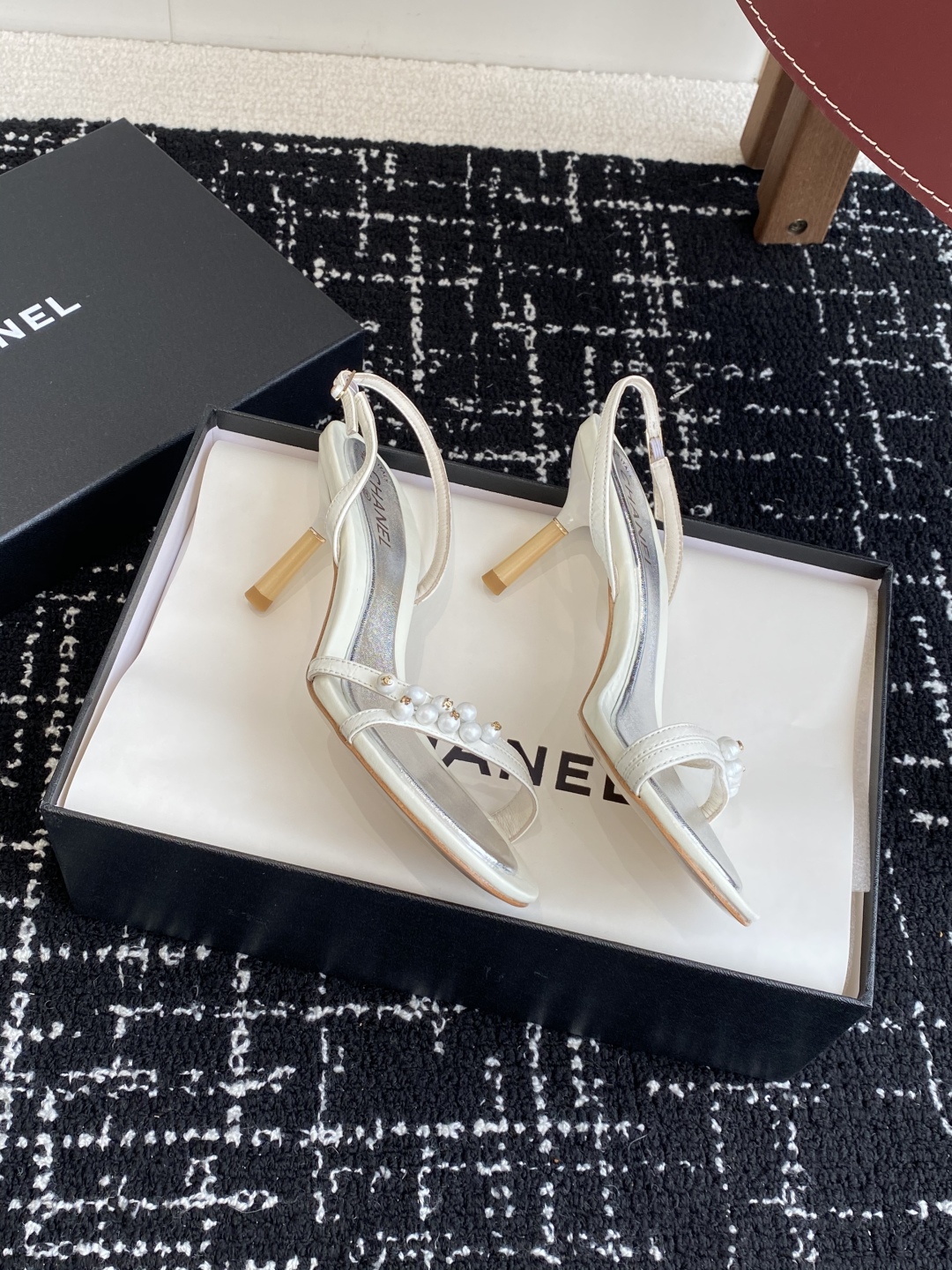 代购级
Chanel 小香 25ss 春夏新品度假 小猫跟 珍珠拖鞋 凉鞋 

小香的一款全新设计 鞋面