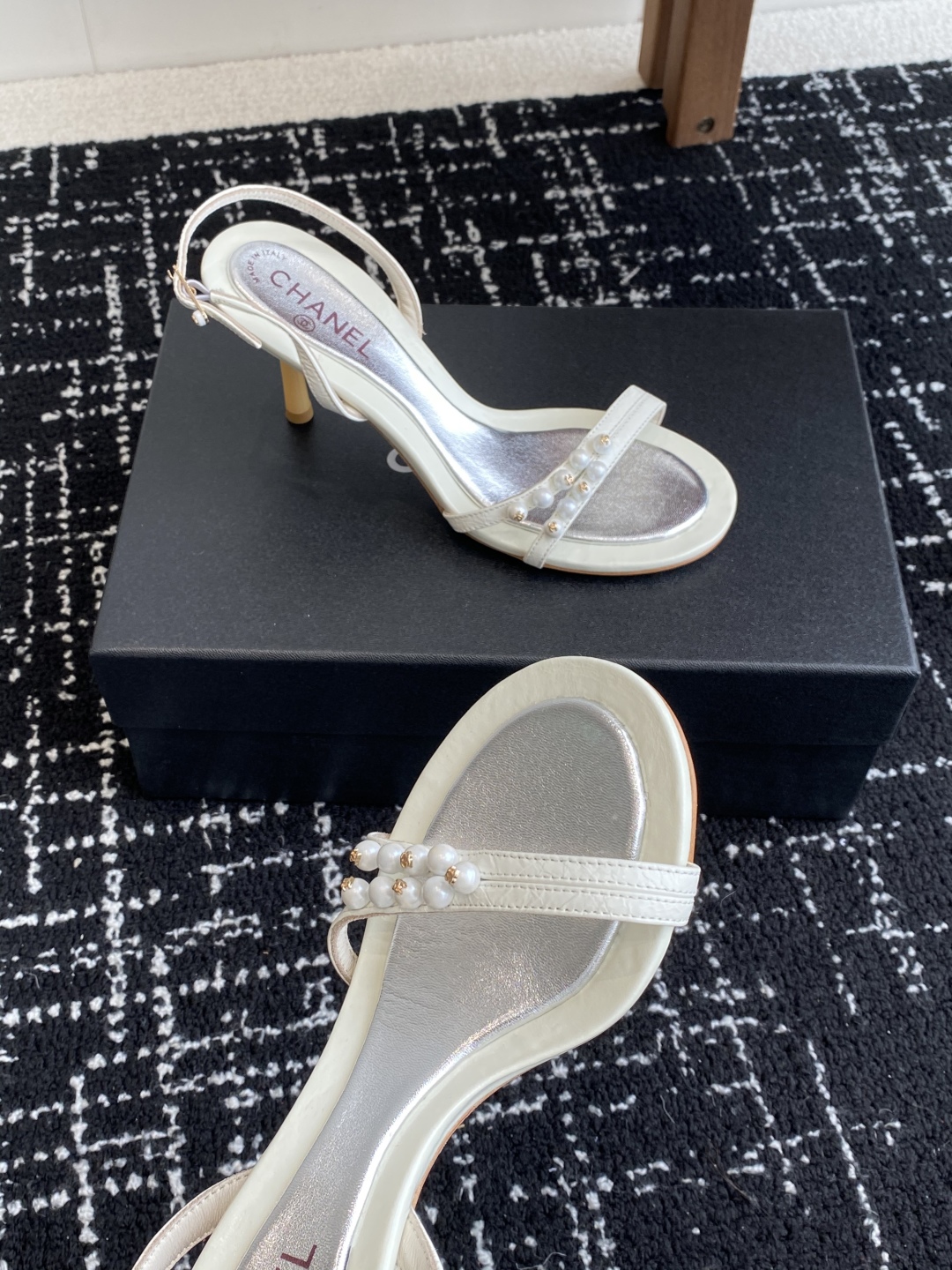 代购级
Chanel 小香 25ss 春夏新品度假 小猫跟 珍珠拖鞋 凉鞋 

小香的一款全新设计 鞋面