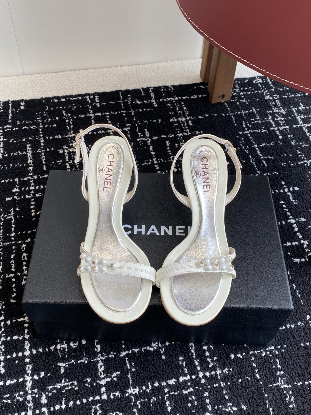 代购级
Chanel 小香 25ss 春夏新品度假 小猫跟 珍珠拖鞋 凉鞋 

小香的一款全新设计 鞋面