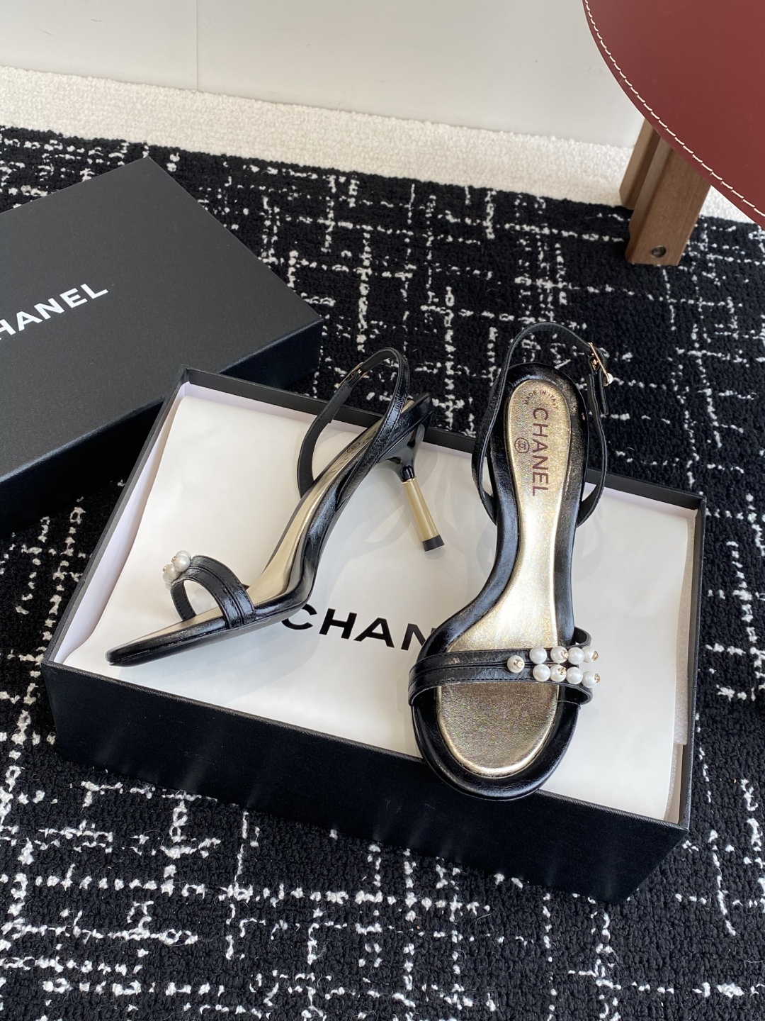代购级
Chanel 小香 25ss 春夏新品度假 小猫跟 珍珠拖鞋 凉鞋 

小香的一款全新设计 鞋面