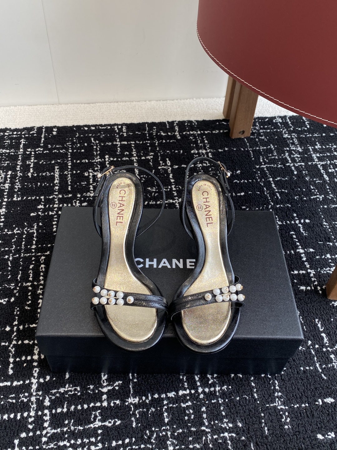 代购级
Chanel 小香 25ss 春夏新品度假 小猫跟 珍珠拖鞋 凉鞋 

小香的一款全新设计 鞋面