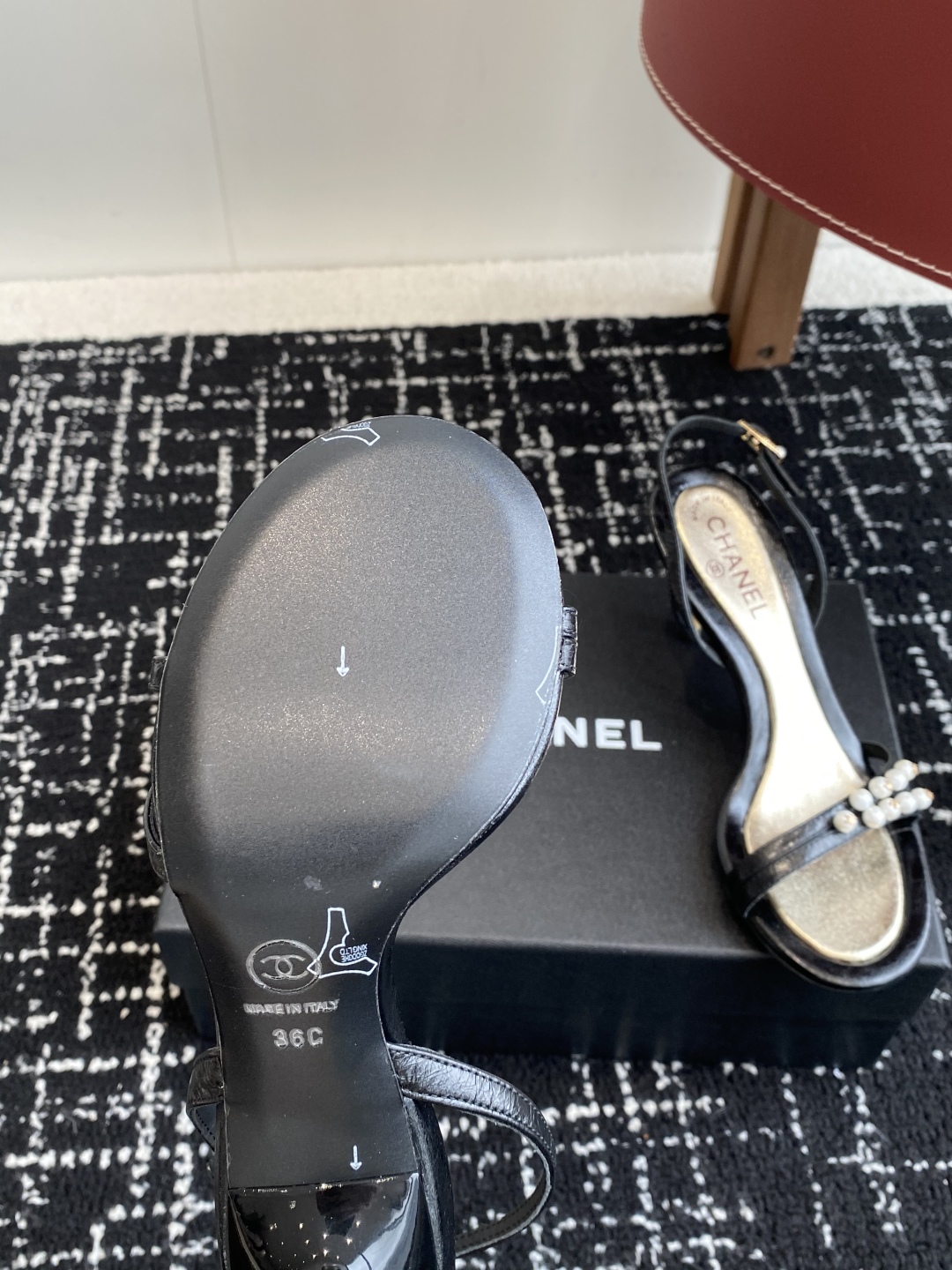 代购级
Chanel 小香 25ss 春夏新品度假 小猫跟 珍珠拖鞋 凉鞋 

小香的一款全新设计 鞋面