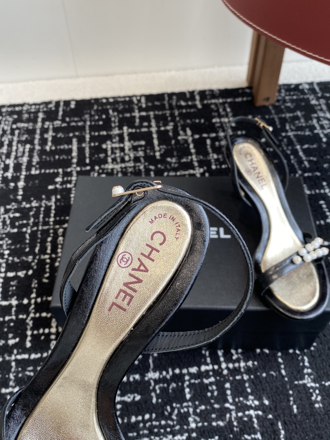 代购级
Chanel 小香 25ss 春夏新品度假 小猫跟 珍珠拖鞋 凉鞋 

小香的一款全新设计 鞋面