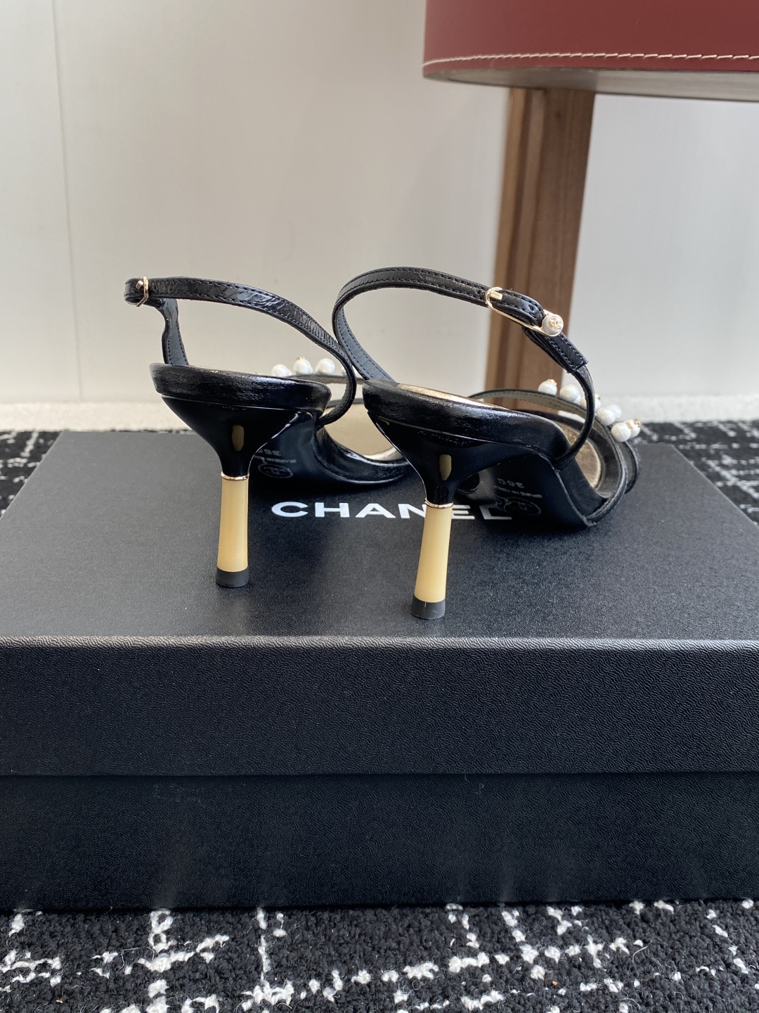 代购级
Chanel 小香 25ss 春夏新品度假 小猫跟 珍珠拖鞋 凉鞋 

小香的一款全新设计 鞋面