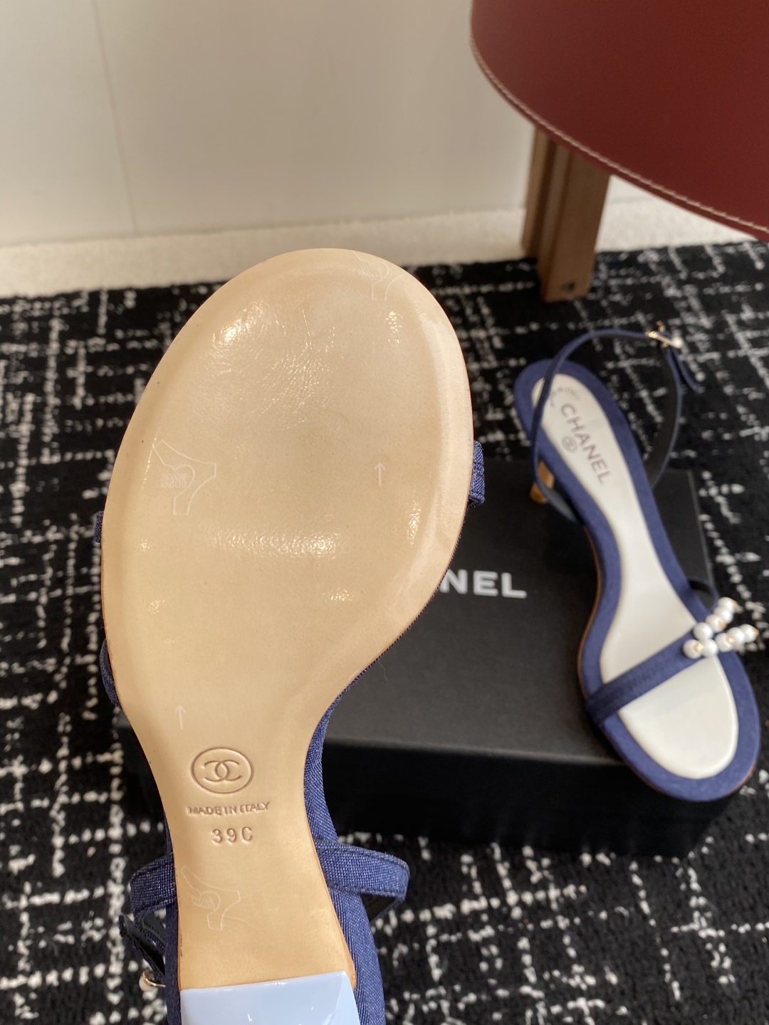代购级
Chanel 小香 25ss 春夏新品度假 小猫跟 珍珠拖鞋 凉鞋 

小香的一款全新设计 鞋面