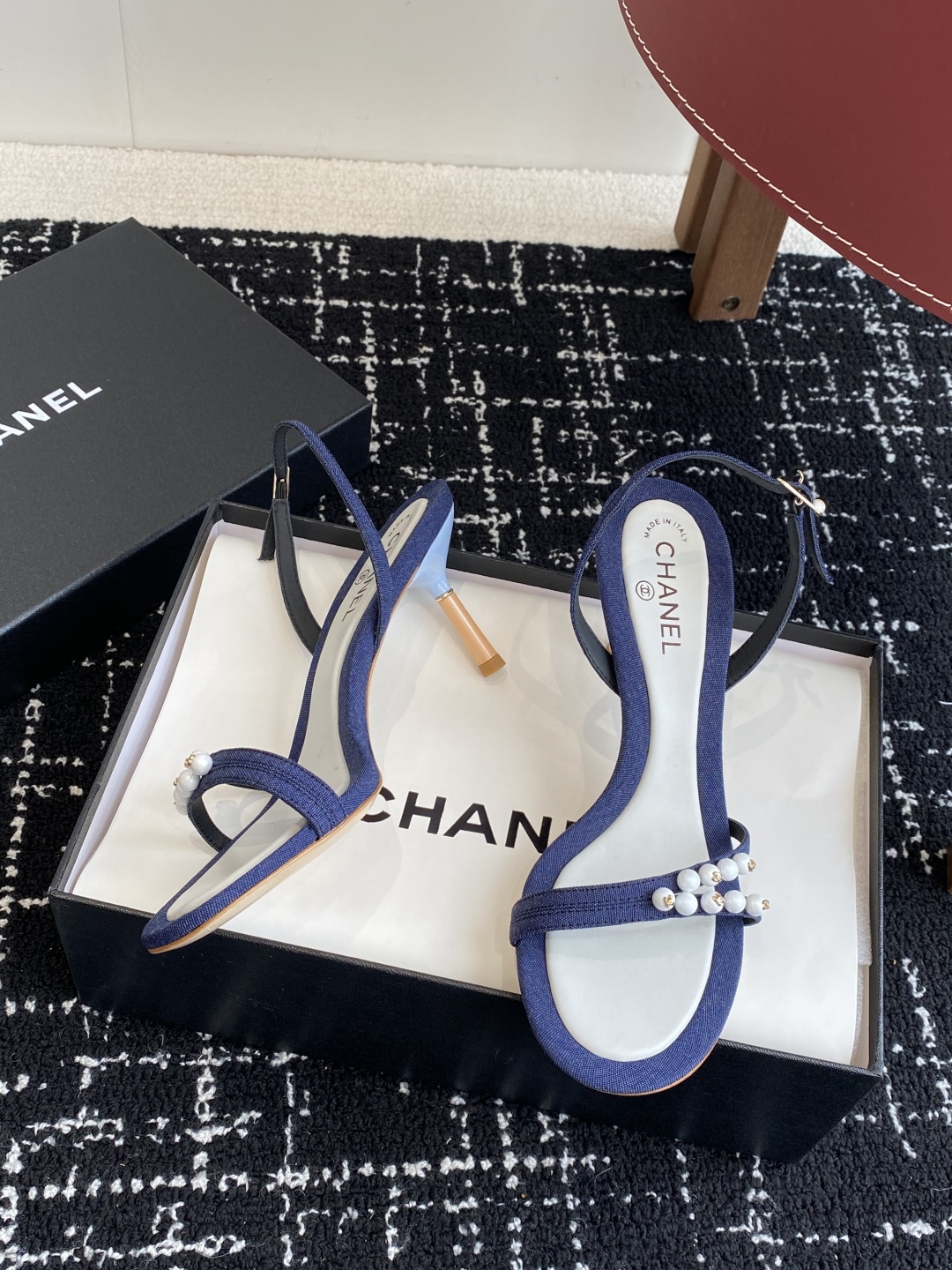 代购级
Chanel 小香 25ss 春夏新品度假 小猫跟 珍珠拖鞋 凉鞋 

小香的一款全新设计 鞋面