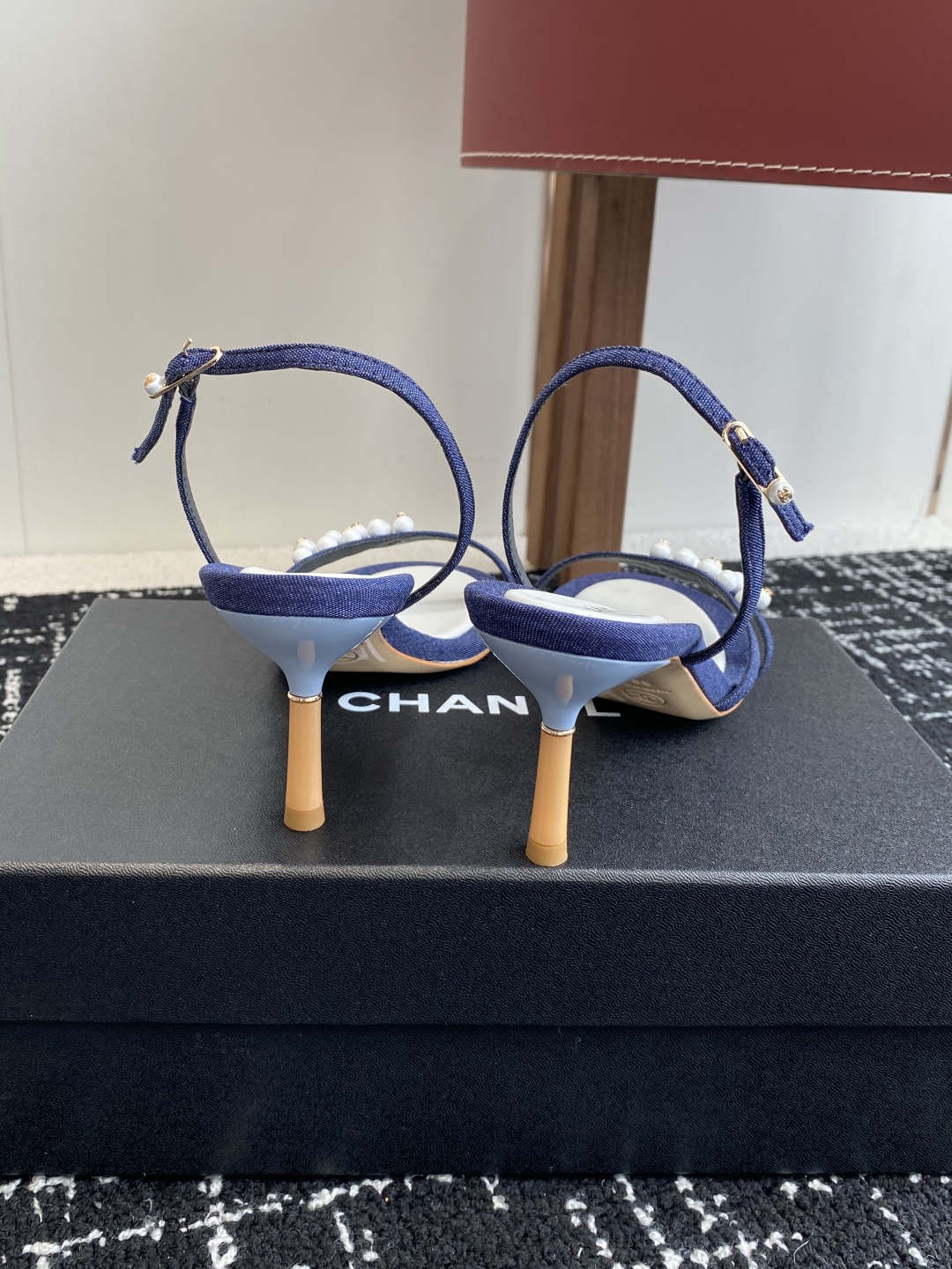 代购级
Chanel 小香 25ss 春夏新品度假 小猫跟 珍珠拖鞋 凉鞋 

小香的一款全新设计 鞋面