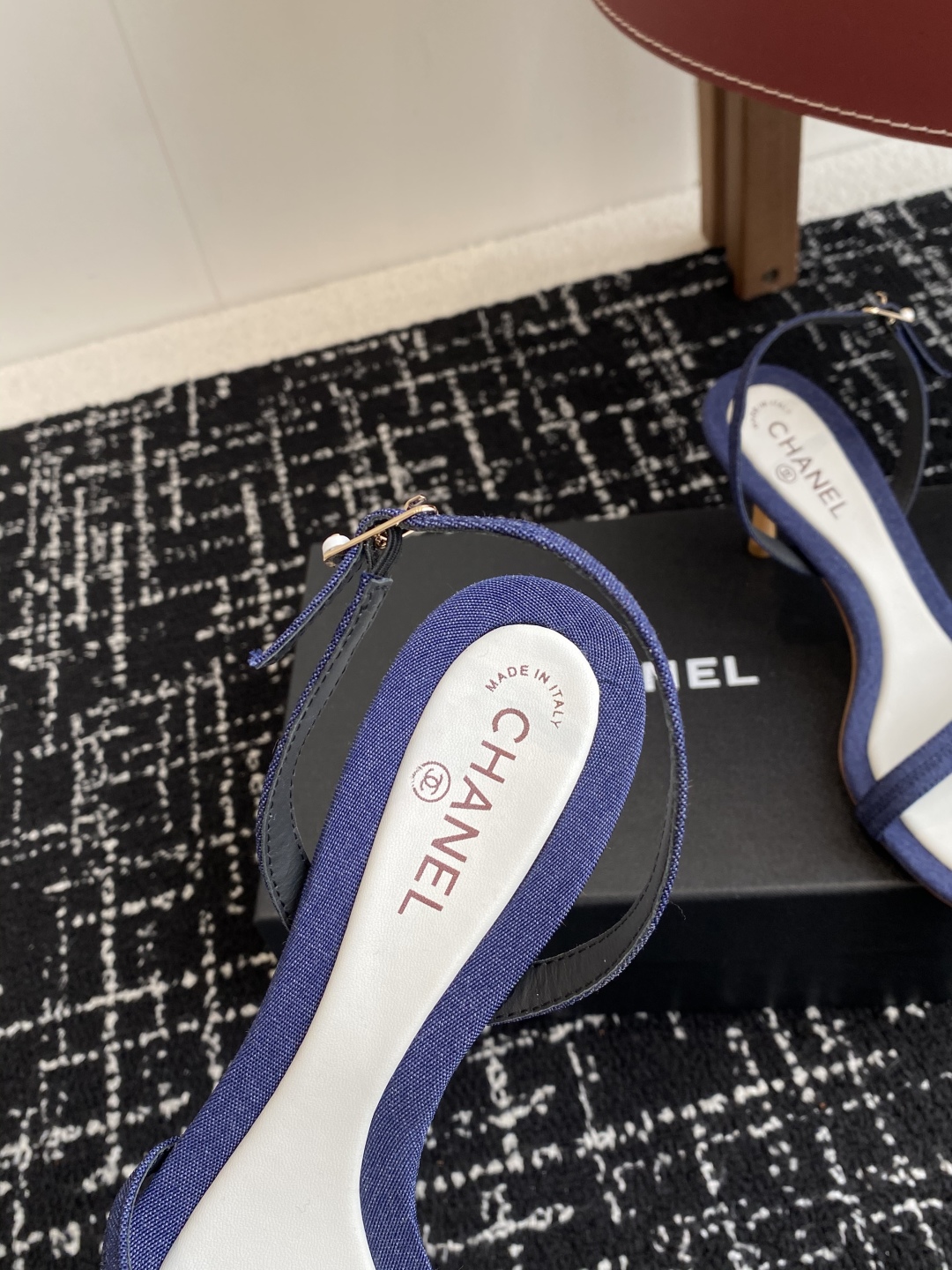 代购级
Chanel 小香 25ss 春夏新品度假 小猫跟 珍珠拖鞋 凉鞋 

小香的一款全新设计 鞋面