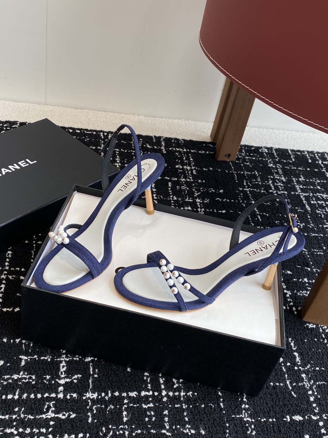 代购级
Chanel 小香 25ss 春夏新品度假 小猫跟 珍珠拖鞋 凉鞋 

小香的一款全新设计 鞋面