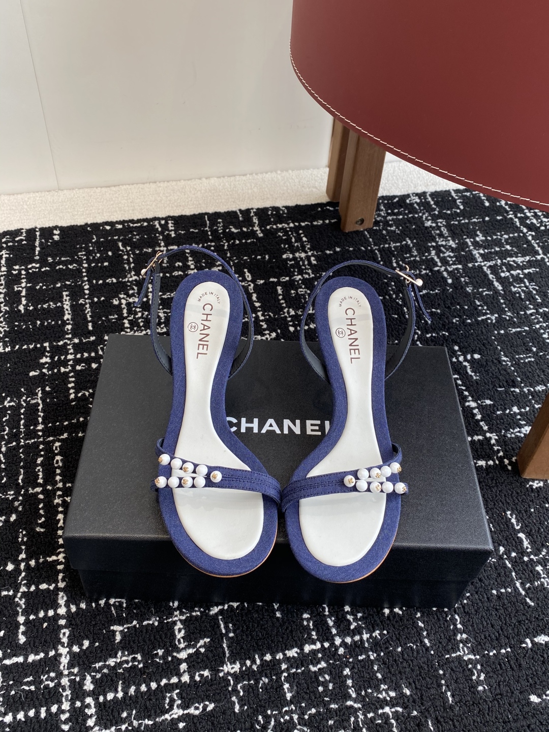 代购级
Chanel 小香 25ss 春夏新品度假 小猫跟 珍珠拖鞋 凉鞋 

小香的一款全新设计 鞋面