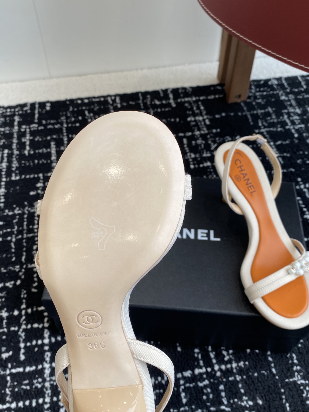 代购级
Chanel 小香 25ss 春夏新品度假 小猫跟 珍珠拖鞋 凉鞋 

小香的一款全新设计 鞋面