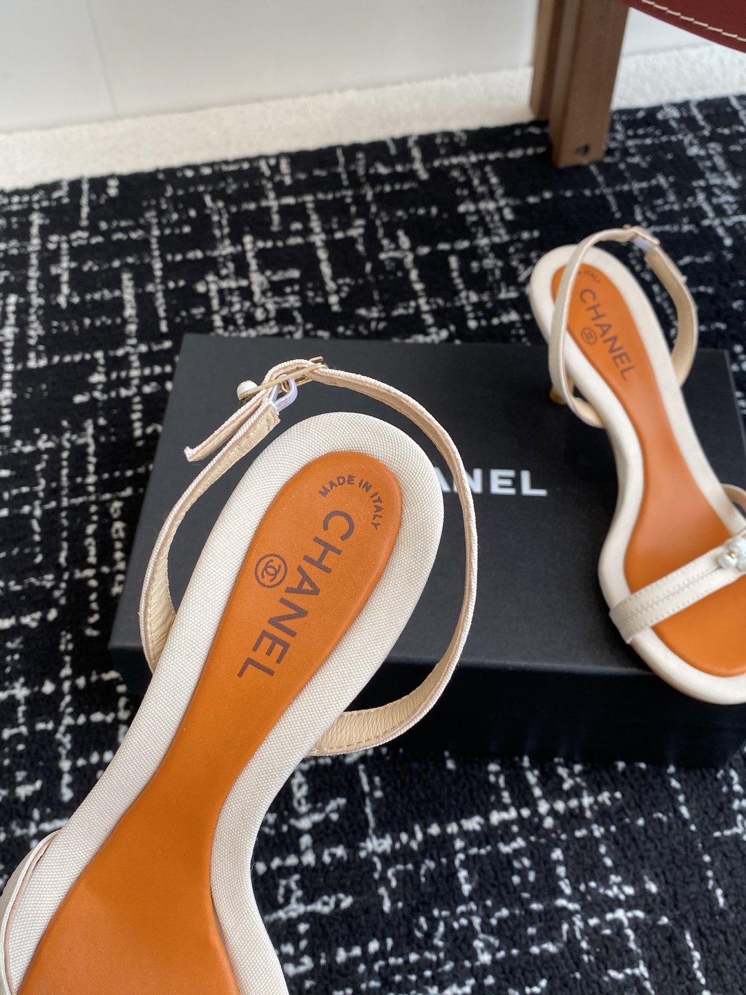 代购级
Chanel 小香 25ss 春夏新品度假 小猫跟 珍珠拖鞋 凉鞋 

小香的一款全新设计 鞋面