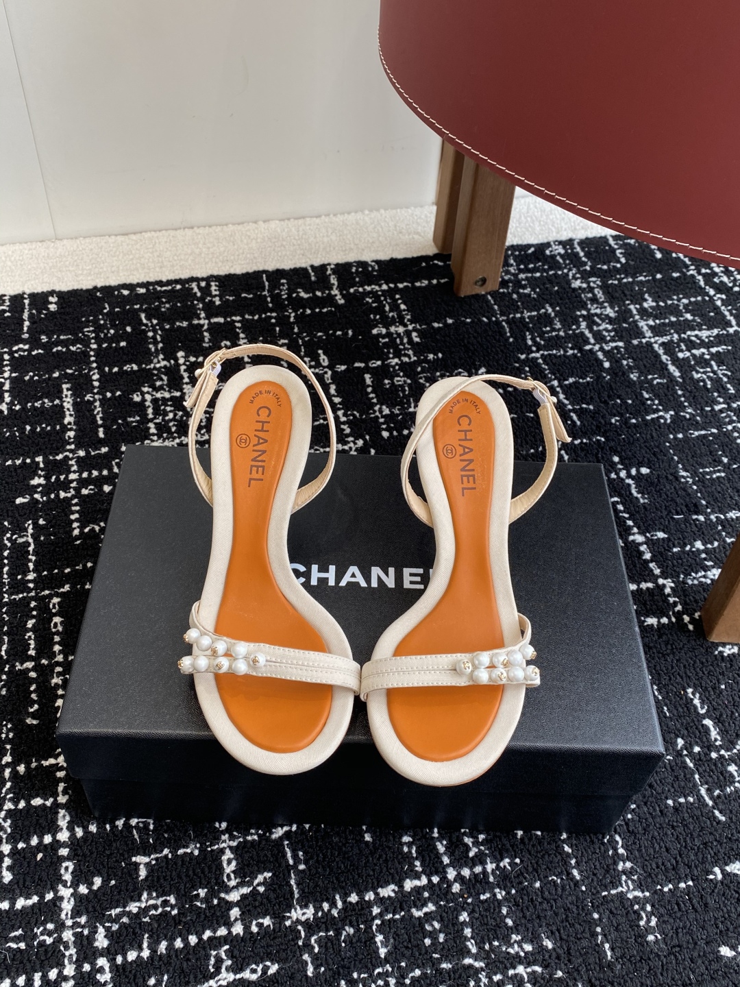 代购级
Chanel 小香 25ss 春夏新品度假 小猫跟 珍珠拖鞋 凉鞋 

小香的一款全新设计 鞋面