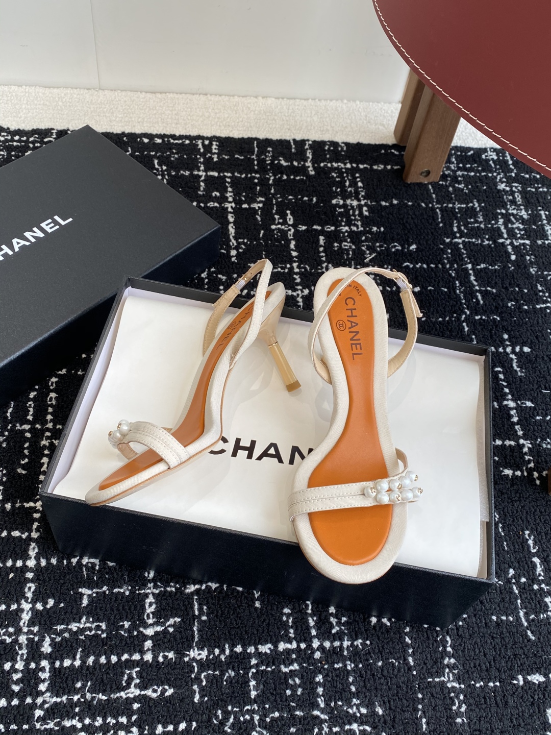 代购级
Chanel 小香 25ss 春夏新品度假 小猫跟 珍珠拖鞋 凉鞋 

小香的一款全新设计 鞋面