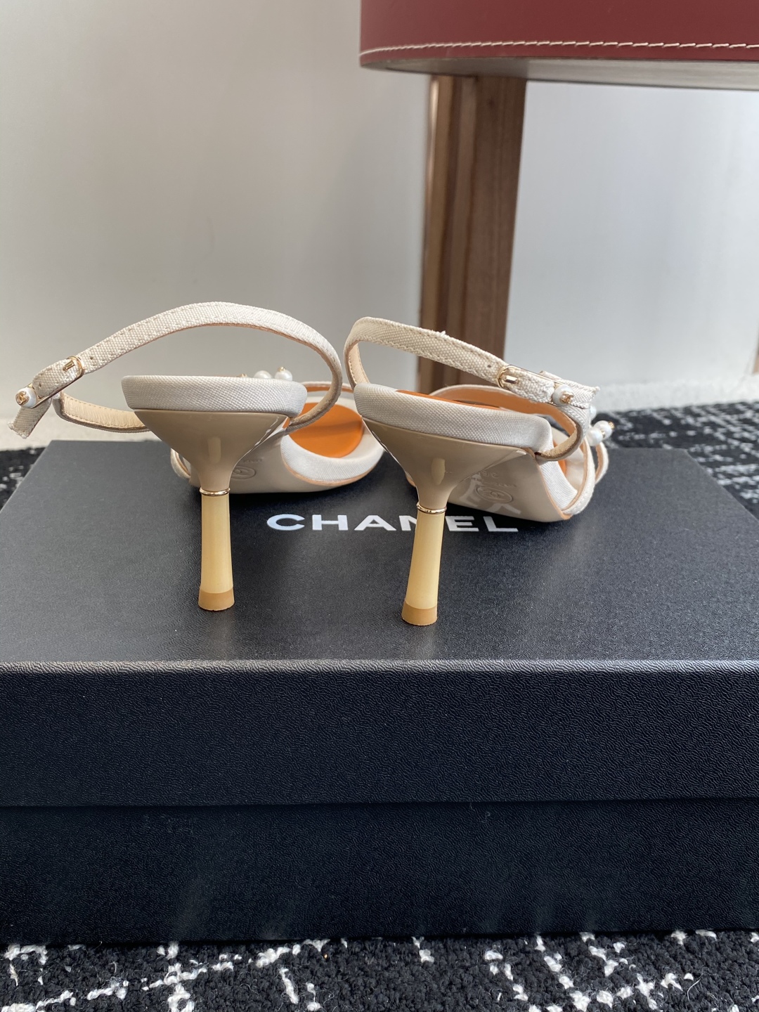 代购级
Chanel 小香 25ss 春夏新品度假 小猫跟 珍珠拖鞋 凉鞋 

小香的一款全新设计 鞋面