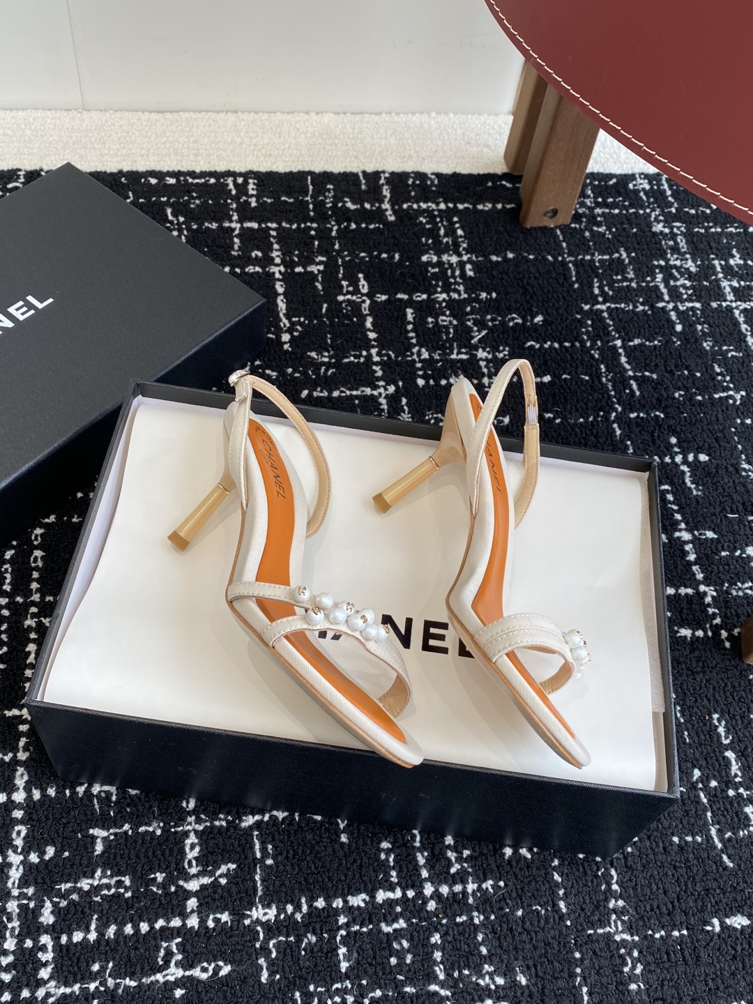 代购级
Chanel 小香 25ss 春夏新品度假 小猫跟 珍珠拖鞋 凉鞋 

小香的一款全新设计 鞋面