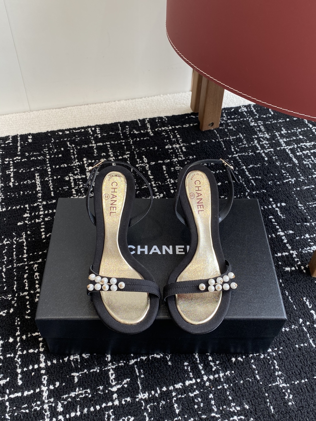 代购级
Chanel 小香 25ss 春夏新品度假 小猫跟 珍珠拖鞋 凉鞋 

小香的一款全新设计 鞋面