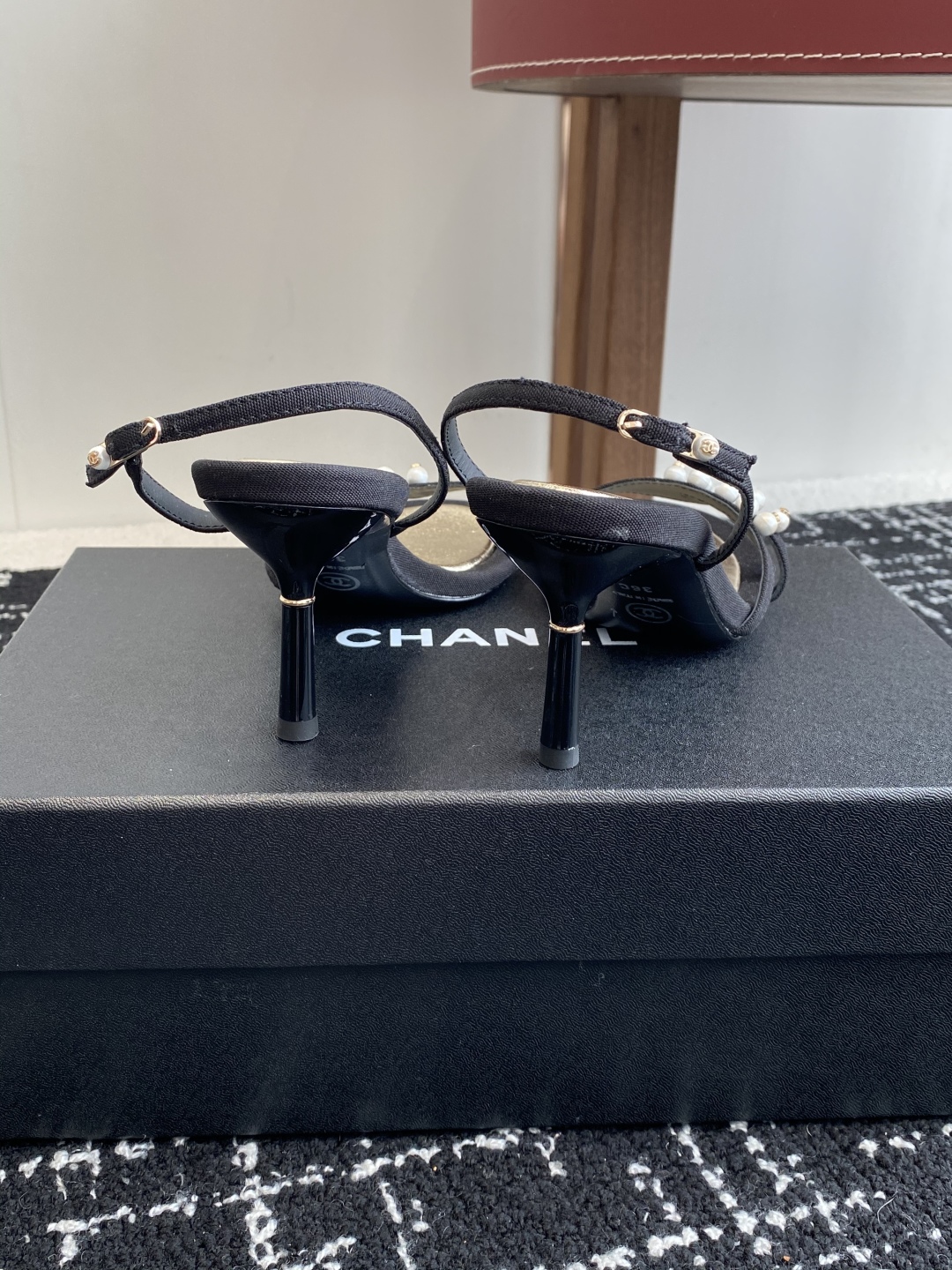 代购级
Chanel 小香 25ss 春夏新品度假 小猫跟 珍珠拖鞋 凉鞋 

小香的一款全新设计 鞋面