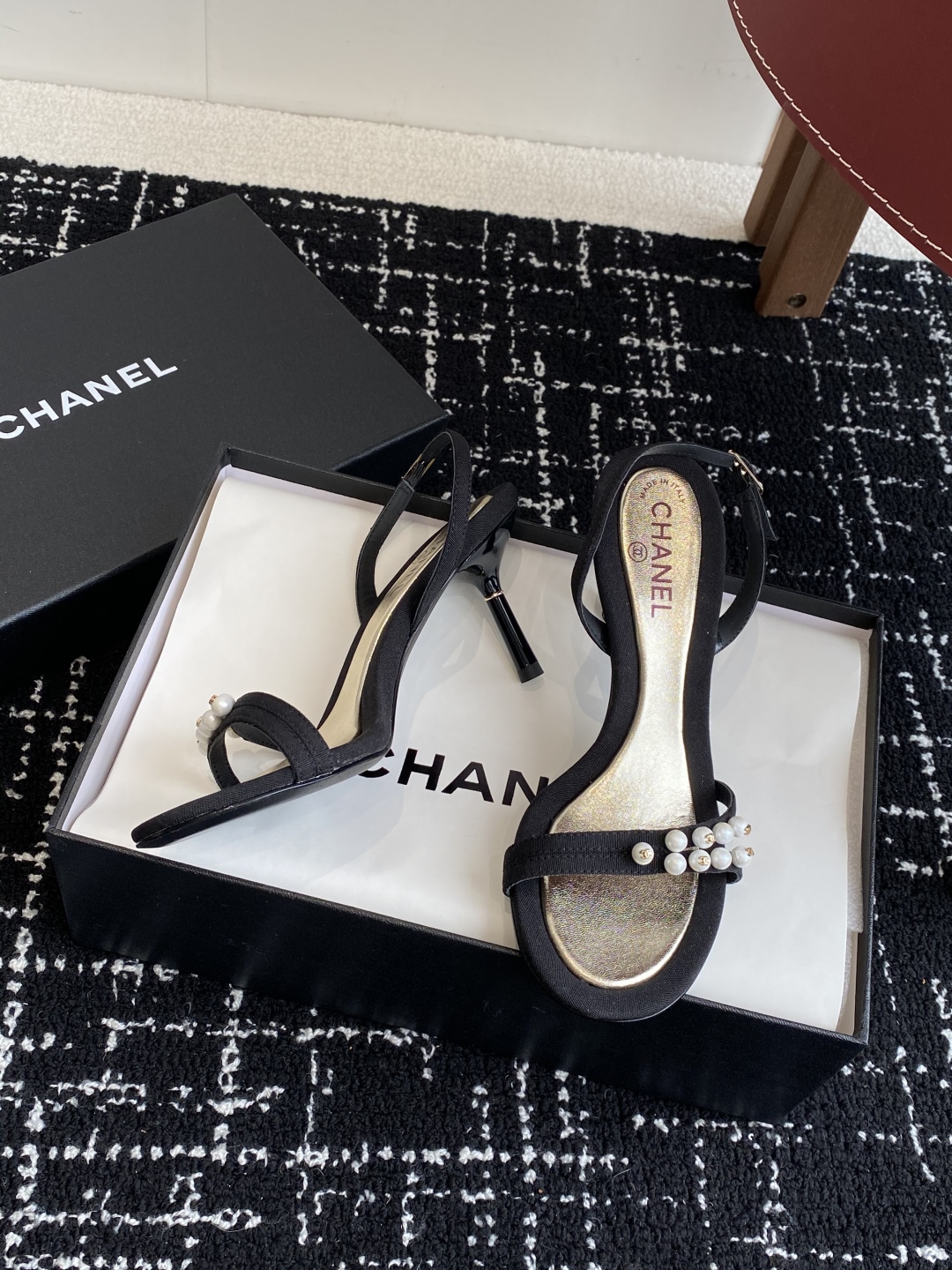 代购级
Chanel 小香 25ss 春夏新品度假 小猫跟 珍珠拖鞋 凉鞋 

小香的一款全新设计 鞋面