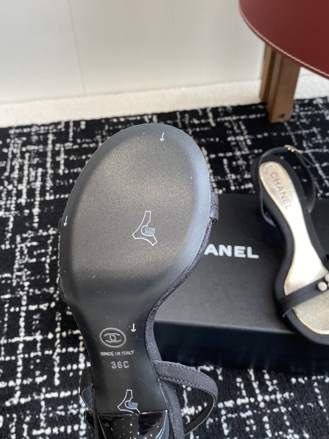 代购级
Chanel 小香 25ss 春夏新品度假 小猫跟 珍珠拖鞋 凉鞋 

小香的一款全新设计 鞋面