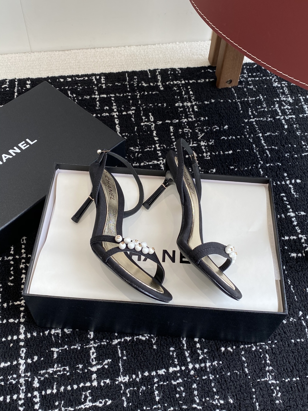 代购级
Chanel 小香 25ss 春夏新品度假 小猫跟 珍珠拖鞋 凉鞋 

小香的一款全新设计 鞋面