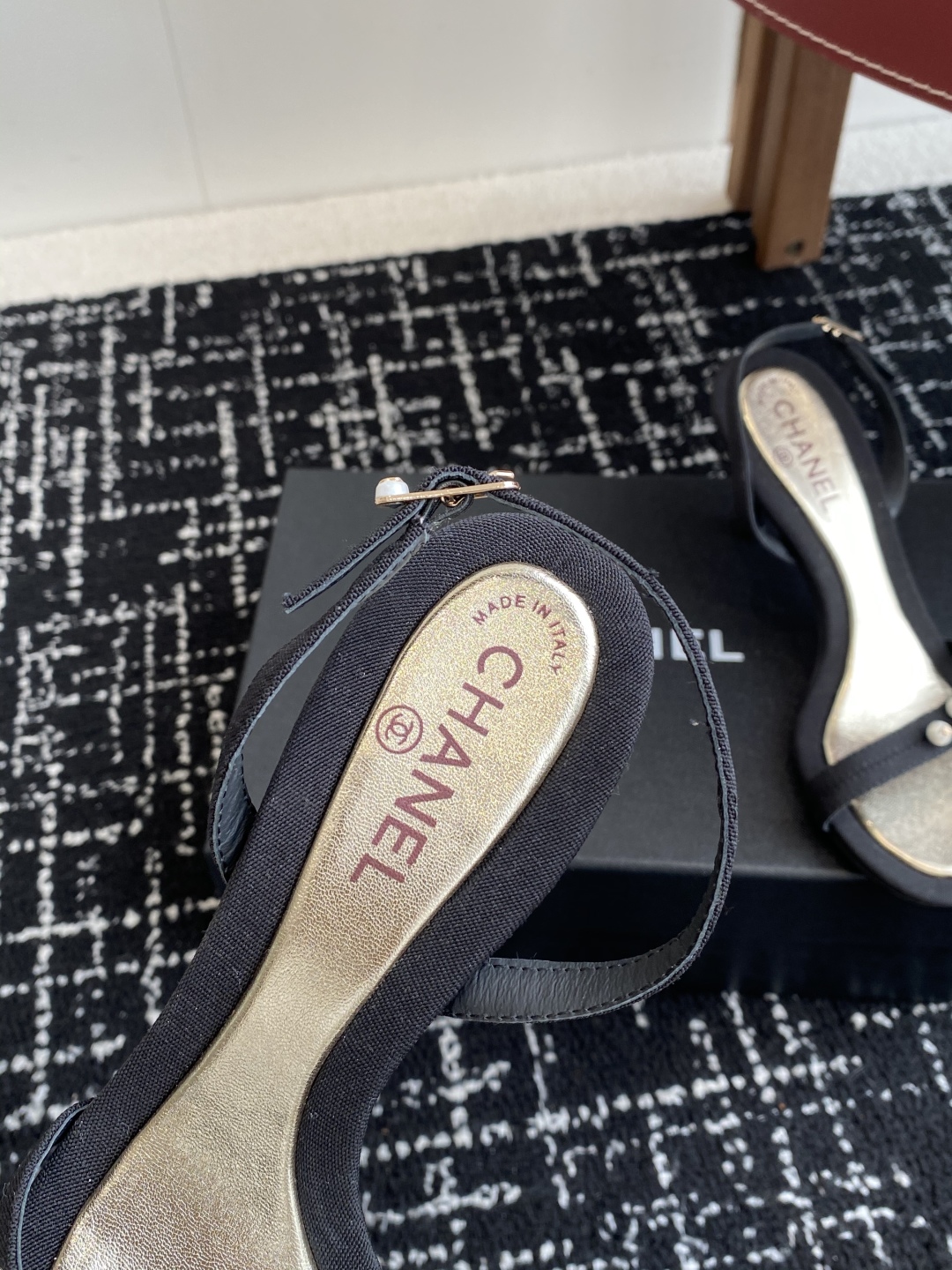 代购级
Chanel 小香 25ss 春夏新品度假 小猫跟 珍珠拖鞋 凉鞋 

小香的一款全新设计 鞋面