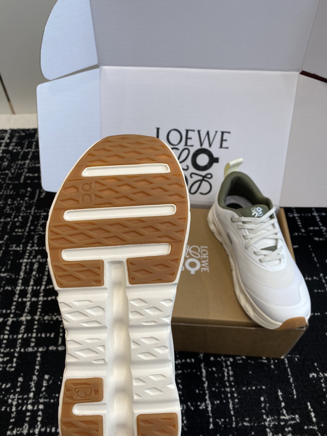 东莞代购级（⚠️非莆田版本）（官网同步✈️盒包装）
LOEWE x On昂跑Cloudtilt 罗意威 