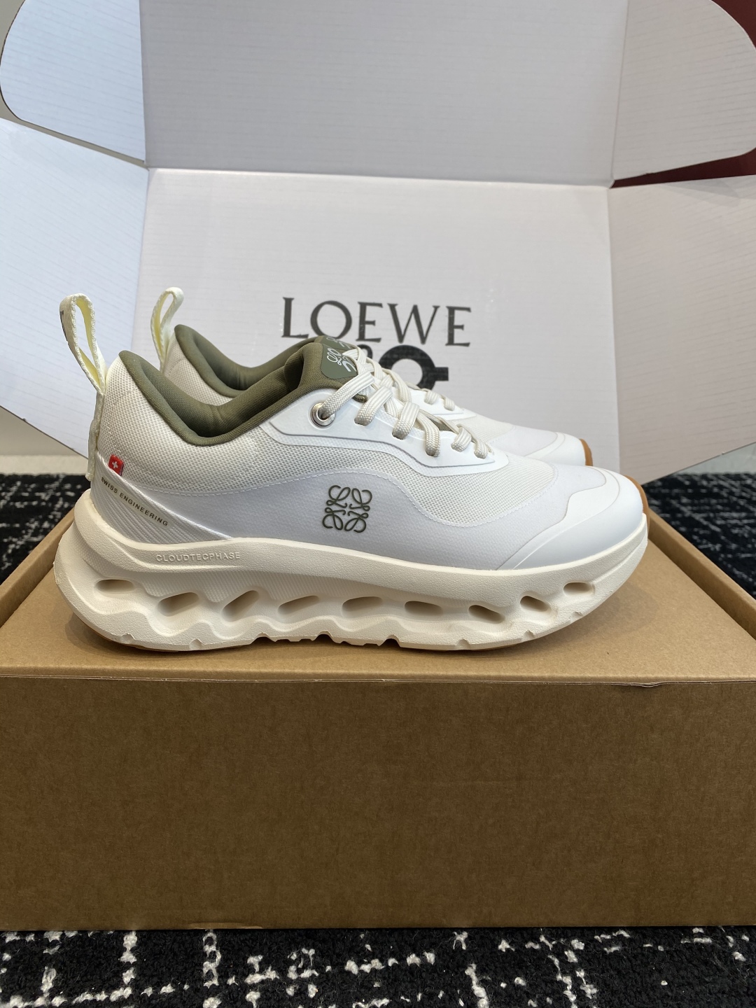 东莞代购级（⚠️非莆田版本）（官网同步✈️盒包装）
LOEWE x On昂跑Cloudtilt 罗意威 