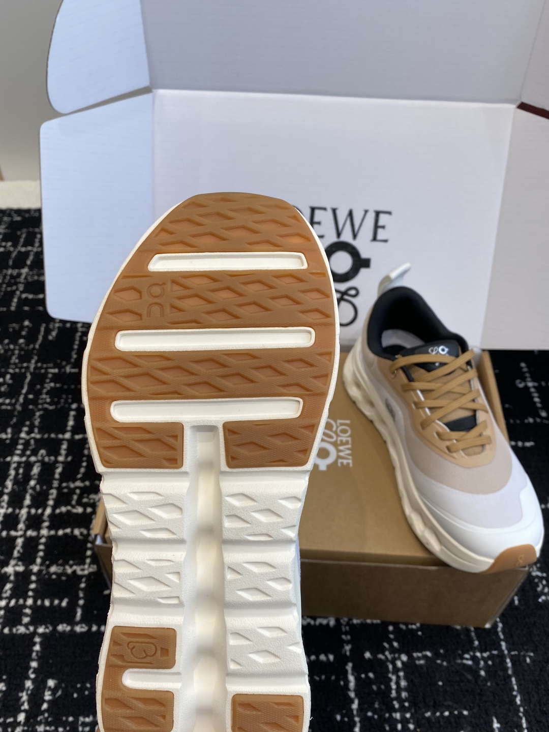 东莞代购级（⚠️非莆田版本）（官网同步✈️盒包装）
LOEWE x On昂跑Cloudtilt 罗意威 