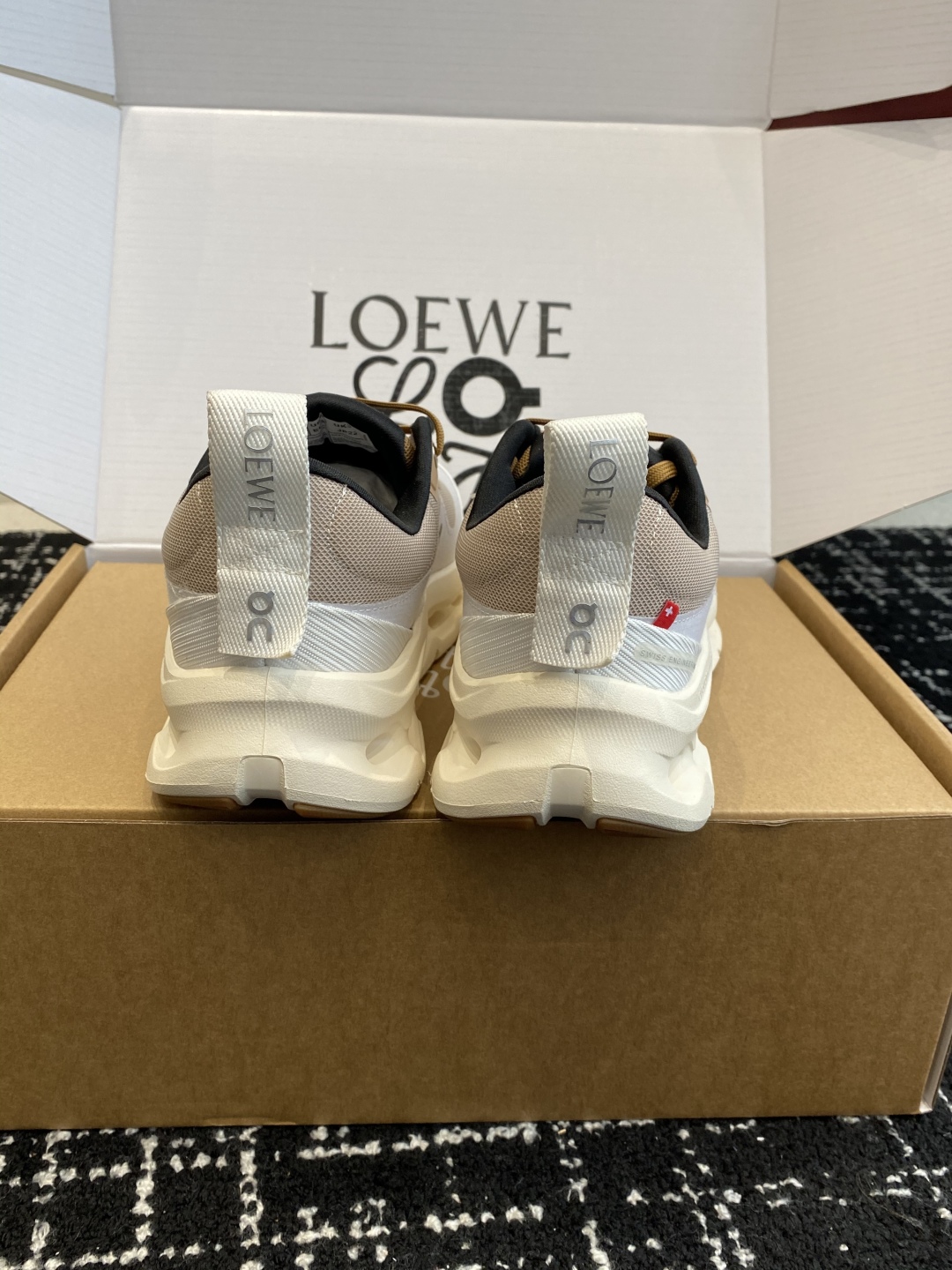 东莞代购级（⚠️非莆田版本）（官网同步✈️盒包装）
LOEWE x On昂跑Cloudtilt 罗意威 